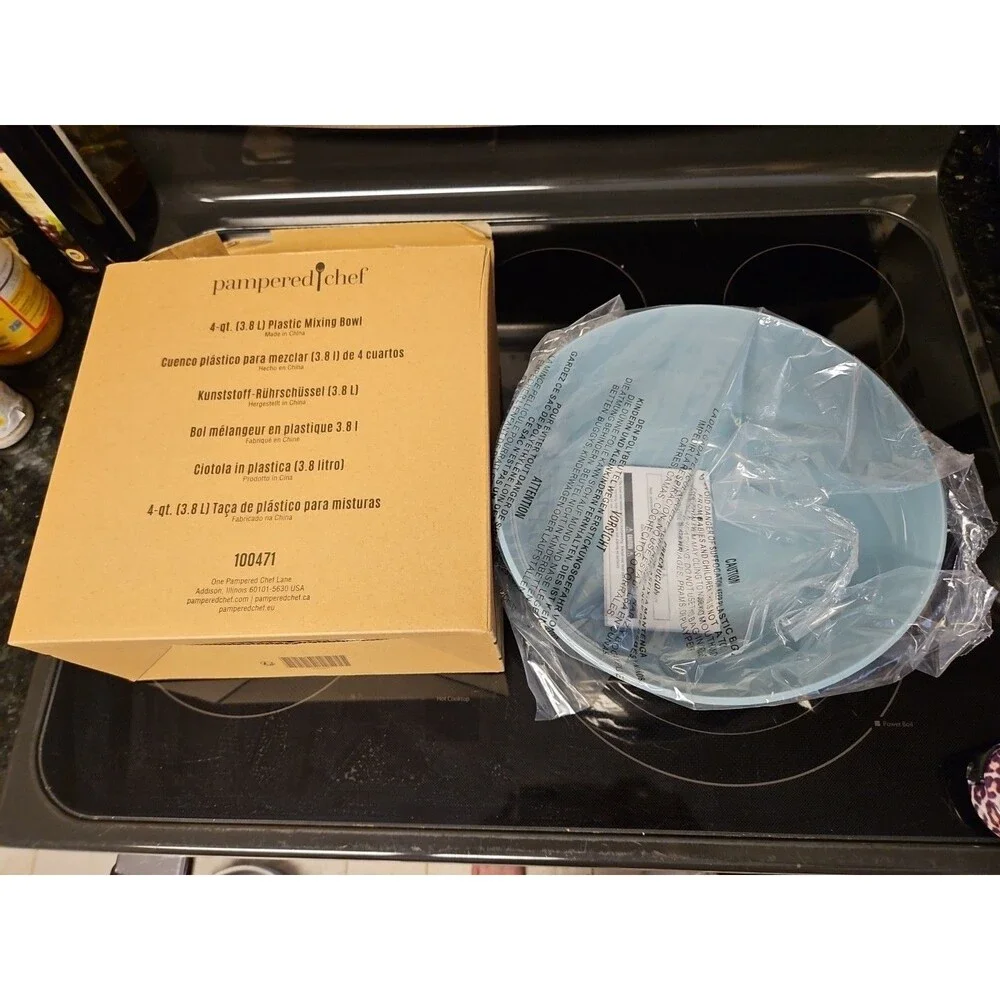 New In Box Pampered Chef 4 QT Plastic Mixing Bowl Blue & White